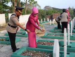 Momentum HUT Bhayangkara, Polres Lebak Tabur Bunga di TMP Sirna Rana Rangkasbitung