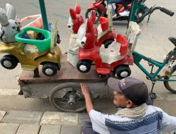 Kisah Hidup Kakek Jafar Bergantung dari Kayuhan Odong-odong Tua