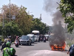 Mobil Terbakar di Jalan Daan Mogot, Lalin Macet Satu Kilometer