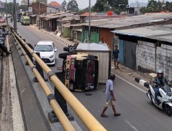 Truk Terguling di Samping Flyover Tangerang