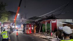 Truk bermuatan biji plastik yang terguling di daerah Sepatan Tangerang tadi siang, malam ini masih dievakuasi oleh petugas (Foto: Naufal Khoirullah/siaran.id)