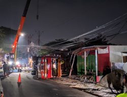 TRUK BERMUATAN BIJI PLASTIK TERGULING DI SEPATAN TANGERANG