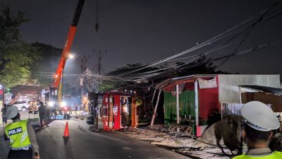 Truk bermuatan biji plastik yang terguling di daerah Sepatan Tangerang tadi siang, malam ini masih dievakuasi oleh petugas (Foto: Naufal Khoirullah/siaran.id)