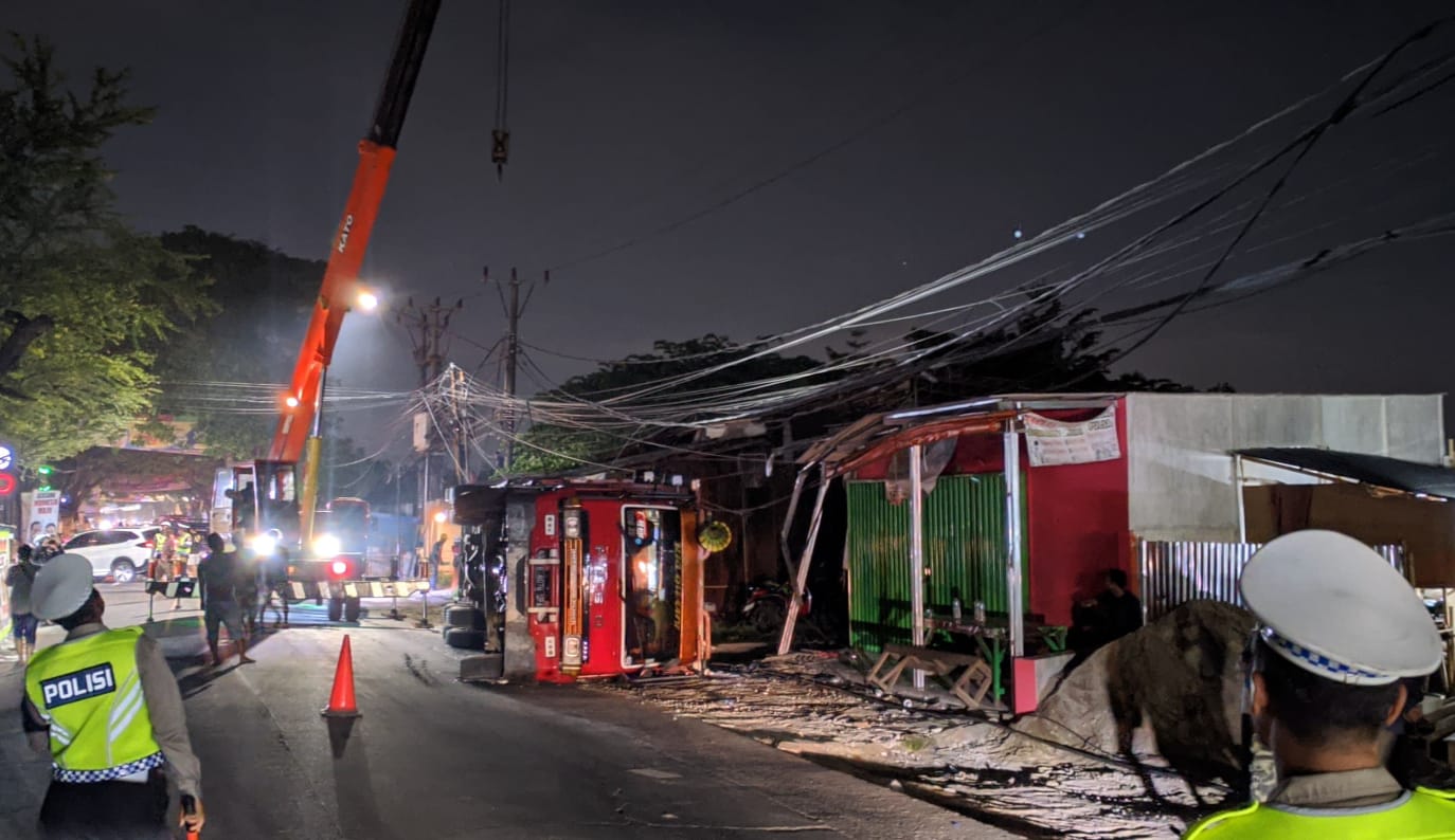 Truk bermuatan biji plastik yang terguling di daerah Sepatan Tangerang tadi siang, malam ini masih dievakuasi oleh petugas (Foto: Naufal Khoirullah/siaran.id)