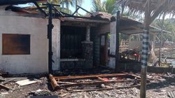 Sebuah kafe Marina Carita Hangus Dilalap si Jago Merah