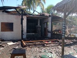 Sebuah kafe Marina Carita Hangus Dilalap si Jago Merah